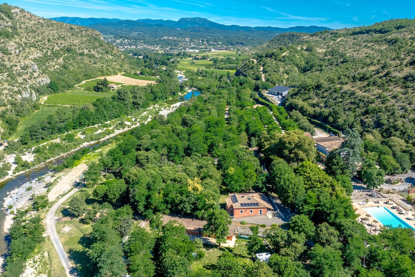 Domaine Arleblanc  Camping Arleblanc  - Luftaufnahme des Campingplatzes umgeben von Natur