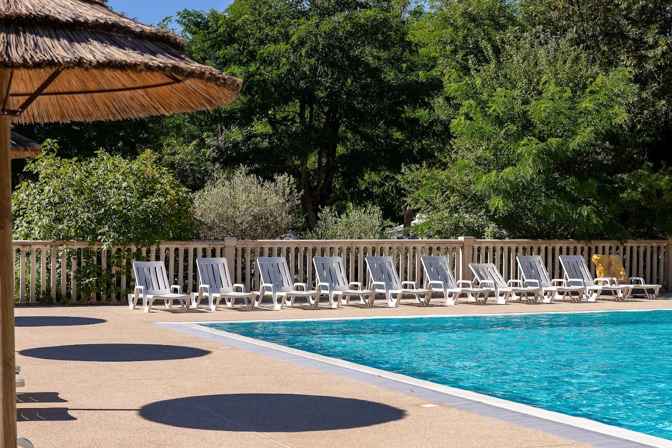 Domaine Arleblanc  Camping Arleblanc  - Pool im Freien mit Liegestühlen und Sonnenschirmen