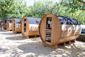 Camping Armanello - Mobilheime vom Campingplatz zwischen Bäumen