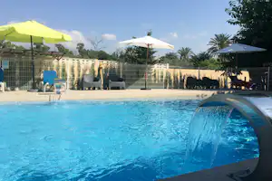 Camping Armanello - Pool vom Campingplatz mit Sonnenschirmen und Liegestühlen