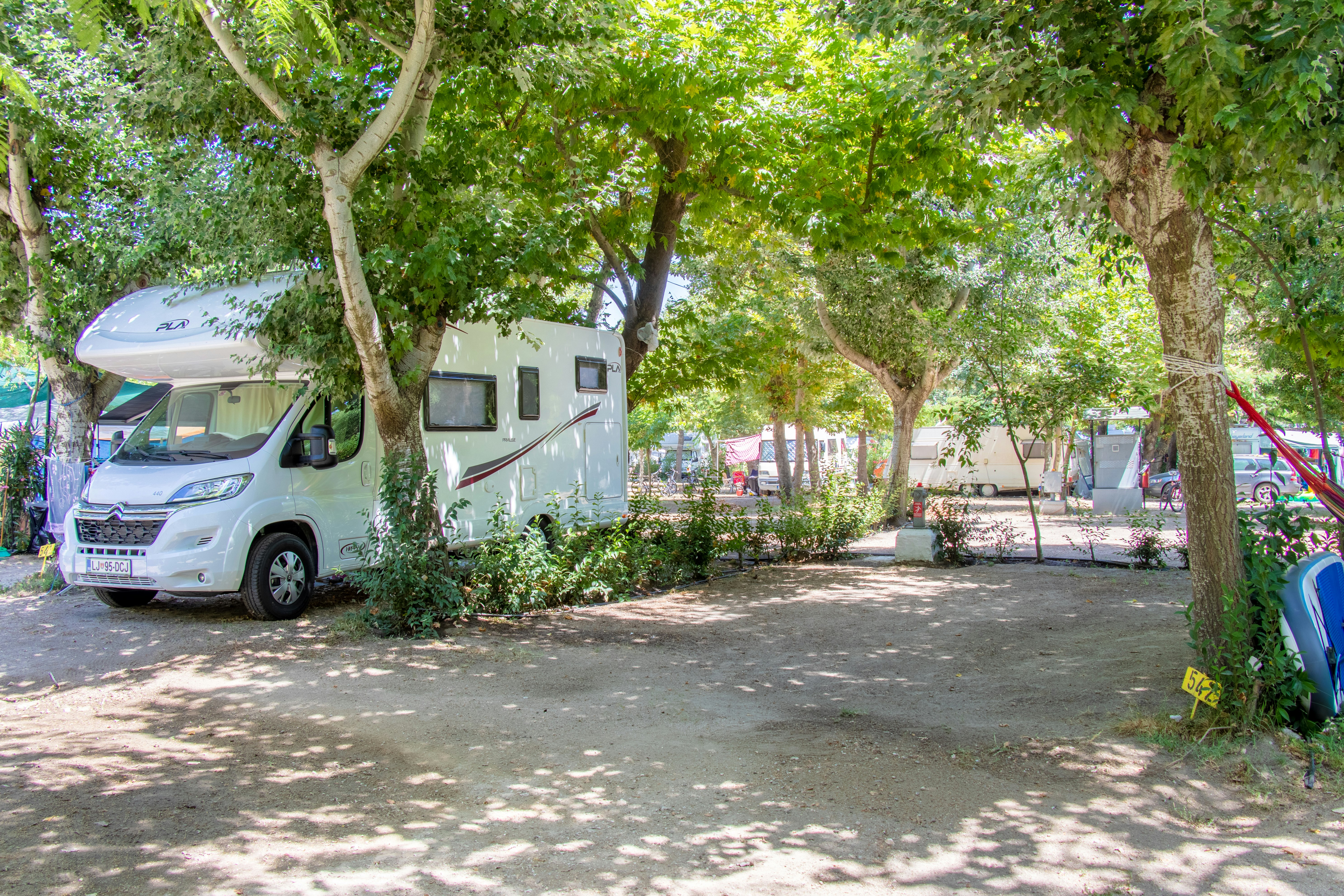 Camping Armenistis - Wohnmobil- und  Wohnwagenstellplätze im Schatten der Bäume