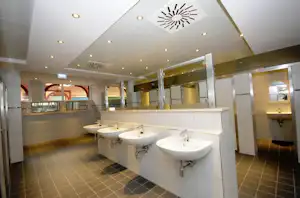 Camping Arneitz - Waschbecken und Spiegel im Innenraum des Sanitärbereichs