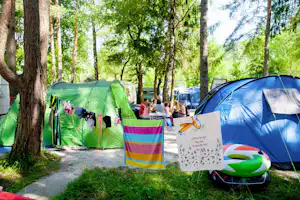 Camping Arneitz - Zelte auf dem Zeltplatz zwischen Bäumen