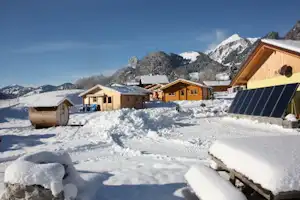 Camping Arnist - Holzhütten auf dem Campingplatz im Winter