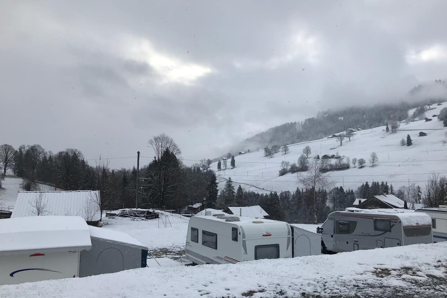 Camping Arnist - Wohnmobile und Wohnwagen auf Stellplätzen im Winter