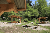 Camping Arnist - überdachte Sitzgelegenheiten und eine Feuerstelle auf dem Campingplatz