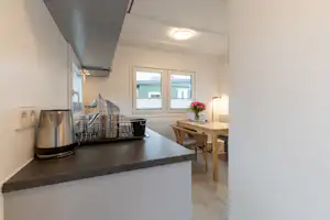 Camping Arnumer See - Innenansicht des Wohnbereichs eines Chalets