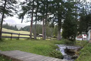Camping Arosa - Bach auf dem Wohnwagen- und Zeltstellplatz vom Campingplatz