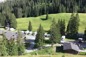 Camping Arosa - Blick auf den Stellplatz vom Campingplatz im Grünen