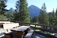 Camping Arosa  - Terrasse auf dem Campingplatz mit Bergblick
