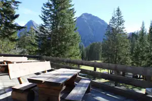 Camping Arosa - Terrasse auf dem Campingplatz mit Bergblick