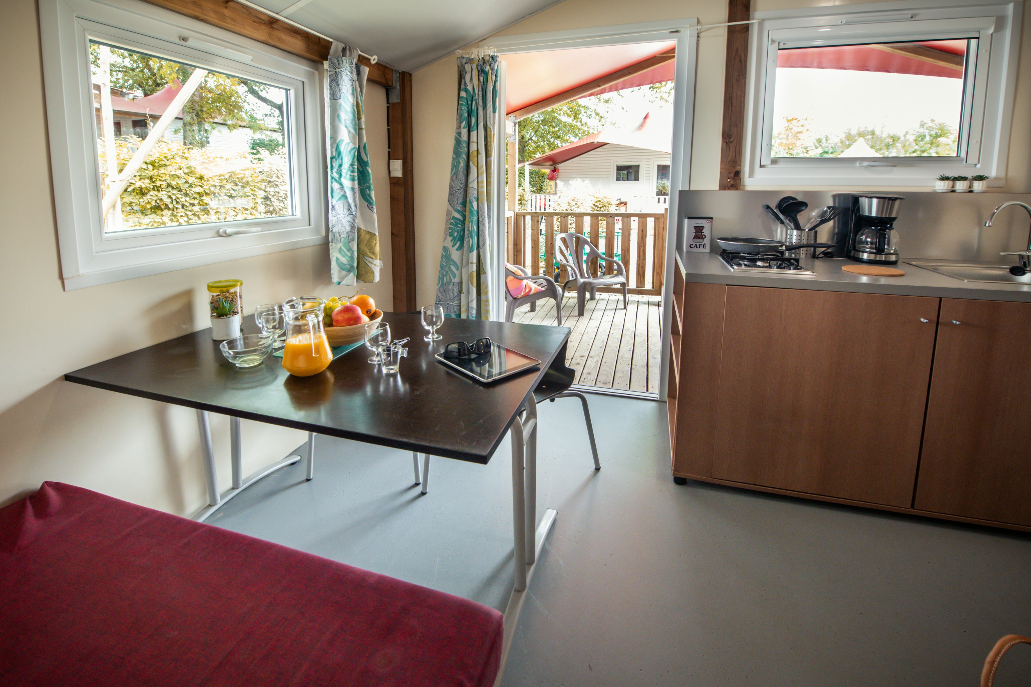 Camping Arotxa Karrita  - Innenansicht eines Mobilheims mit Küche