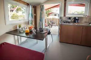 Camping Arotxa Karrita - Innenansicht eines Mobilheims mit Küche