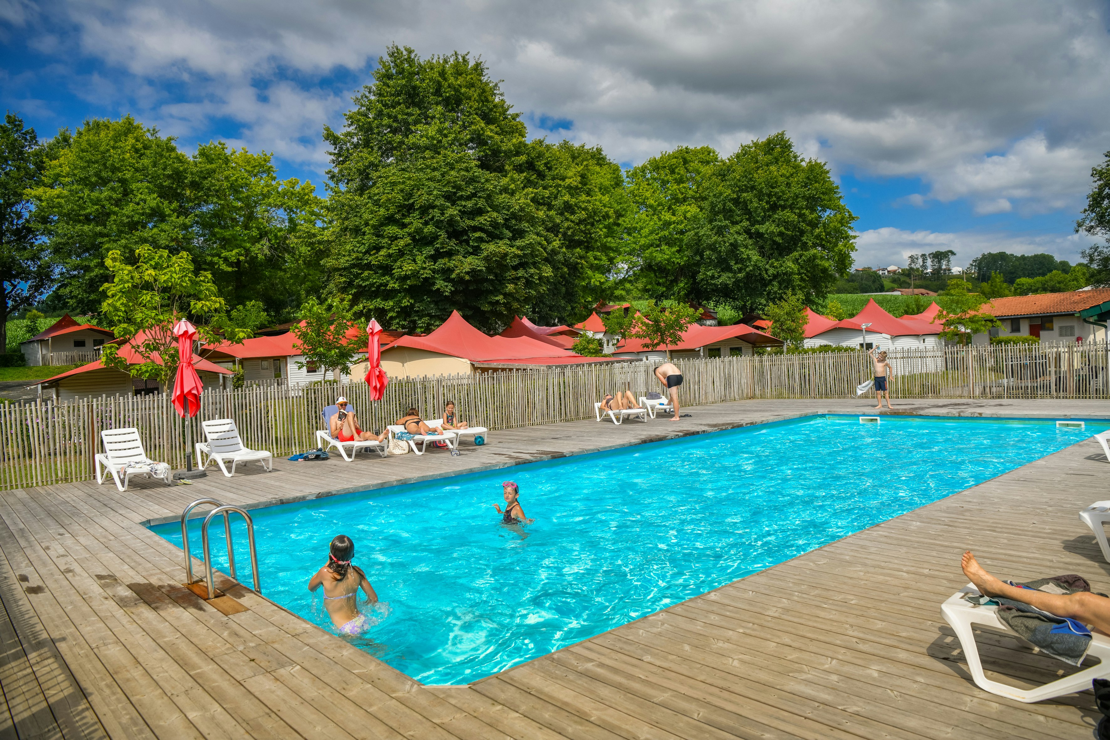 Camping Arotxa Karrita  - Pool im Freien mit Liegestühlen und Sonnenschirmen