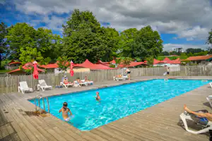 Camping Arotxa Karrita - Pool im Freien mit Liegestühlen und Sonnenschirmen