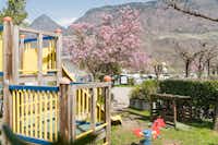 Camping Arquin - Kinderspielplatz auf dem Campingplatz mit Blick auf die Berge