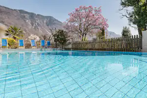 Camping Arquin - Schwimmbad mit Bergblick