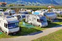 Camping Arquin - Wohnmobil- und  Wohnwagenstellplätze auf der Wiese auf dem Campingplatz