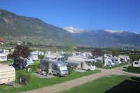 Camping Arquin - Wohnwagenstellplätze  auf der Wiese mit Blick auf die Berge
