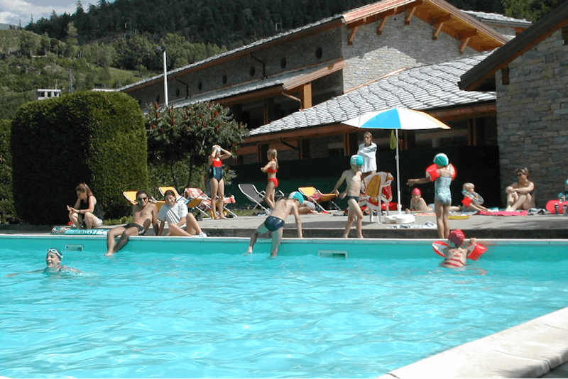 Camping Arvier - Der Swimmingpool des Campingplatzes mit Liegestühlen und Sonnenschirmen
