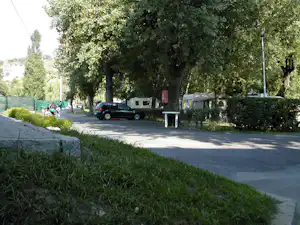 Camping Arvier - Strasse des Campingplatzes mit Stellplätzen unter Bäumen