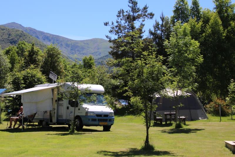 Camping Ascou la Forge -  Zelt- und Wohnwagenstellplatz umringt von Wald auf dem-Campingplatz-