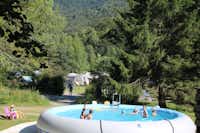 Camping Ascou la Forge - Kinder spielen im Pool mit Blick auf die Berge  auf dem Campingplatz