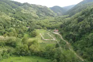 Camping Asin - Übersicht auf das gesamte Campingplatz Gelände mit Blick auf die Berge