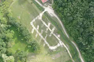 Camping Asin - Stellplätze auf der Wiese umringt von Wald
