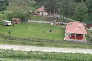 Camping Asin - Stellplätze aus der Vogelperspektive