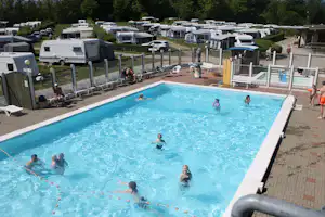 Camping Askehøj - Campingplatzanlage mit Pool und Kinderbecken in der Sonne--
