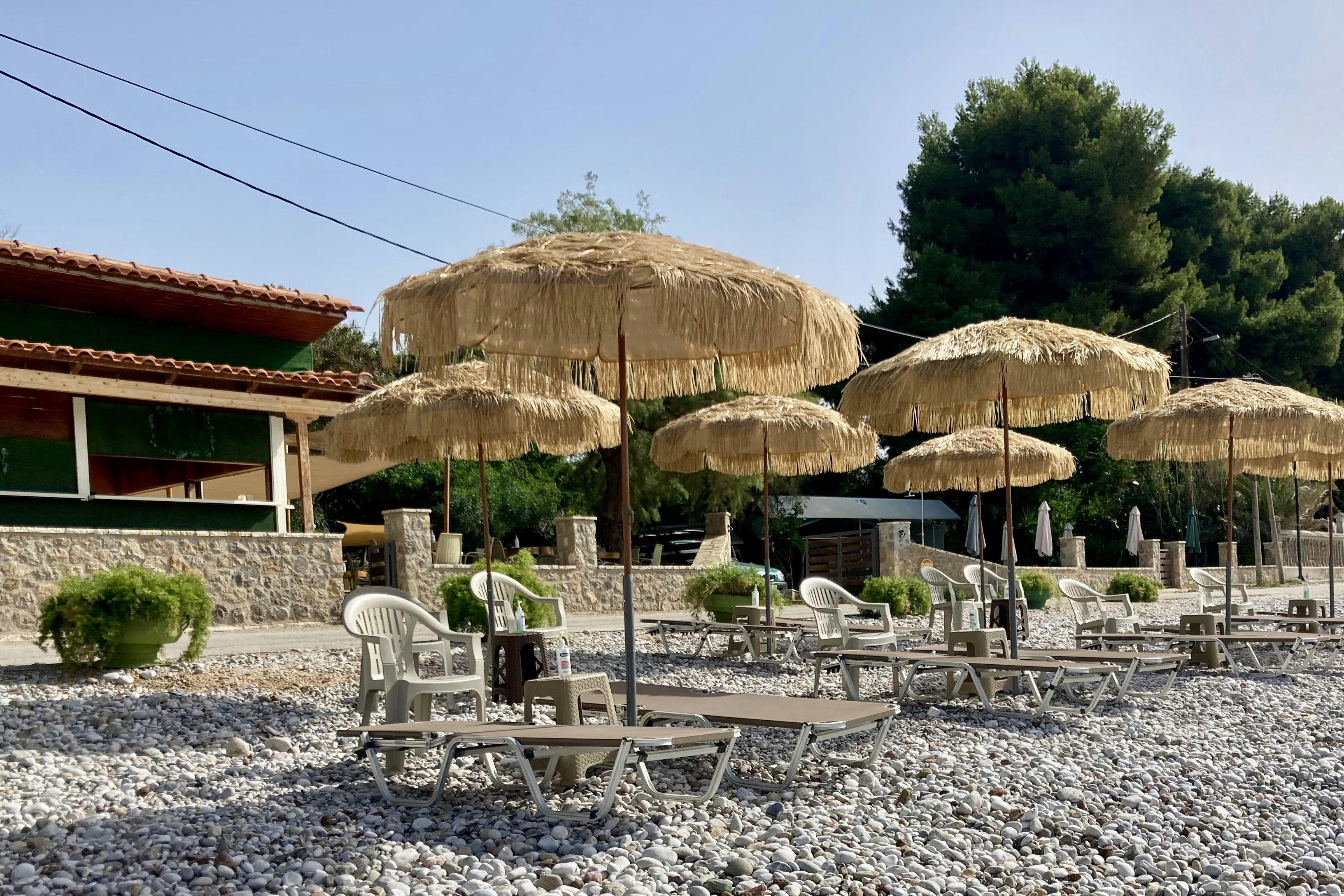 Camping Asíni Beach - Strandbar auf dem Campingplatz mit Liegestühlen und Sonnenschirmen