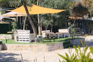 Camping Asíni Beach - Terrasse auf dem Campingplatz