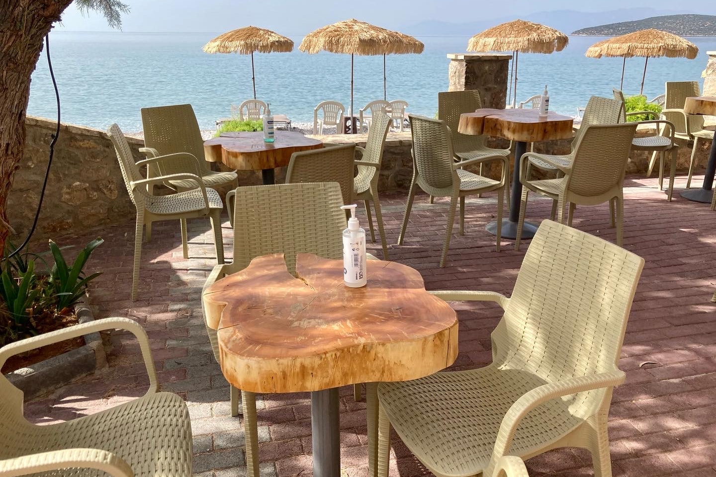 Camping Asíni Beach - Terrasse der Strandbar auf dem Campingplatz