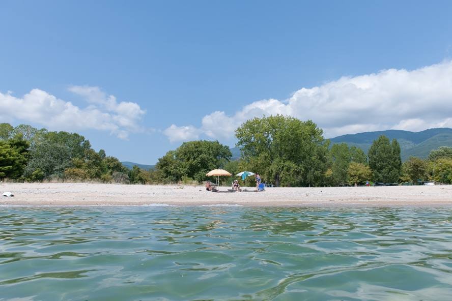 Camping ASPROVALTAS BEACH - Blick auf den Strand vom Meer aus mit sonnenbadenden Campern