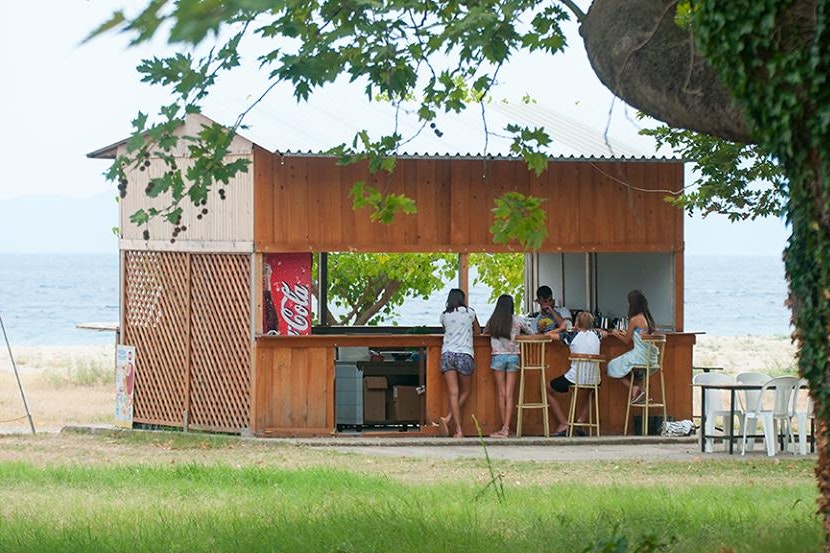 Camping ASPROVALTAS BEACH - Strandbar auf dem Campingplatz