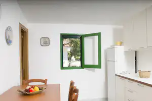 Camping Athena - Innenansicht der Küche des Bungalow auf dem Campingplatz