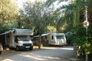 Camping Athens - Wohnwagenstellplätze im Grünen auf dem Campingplatz