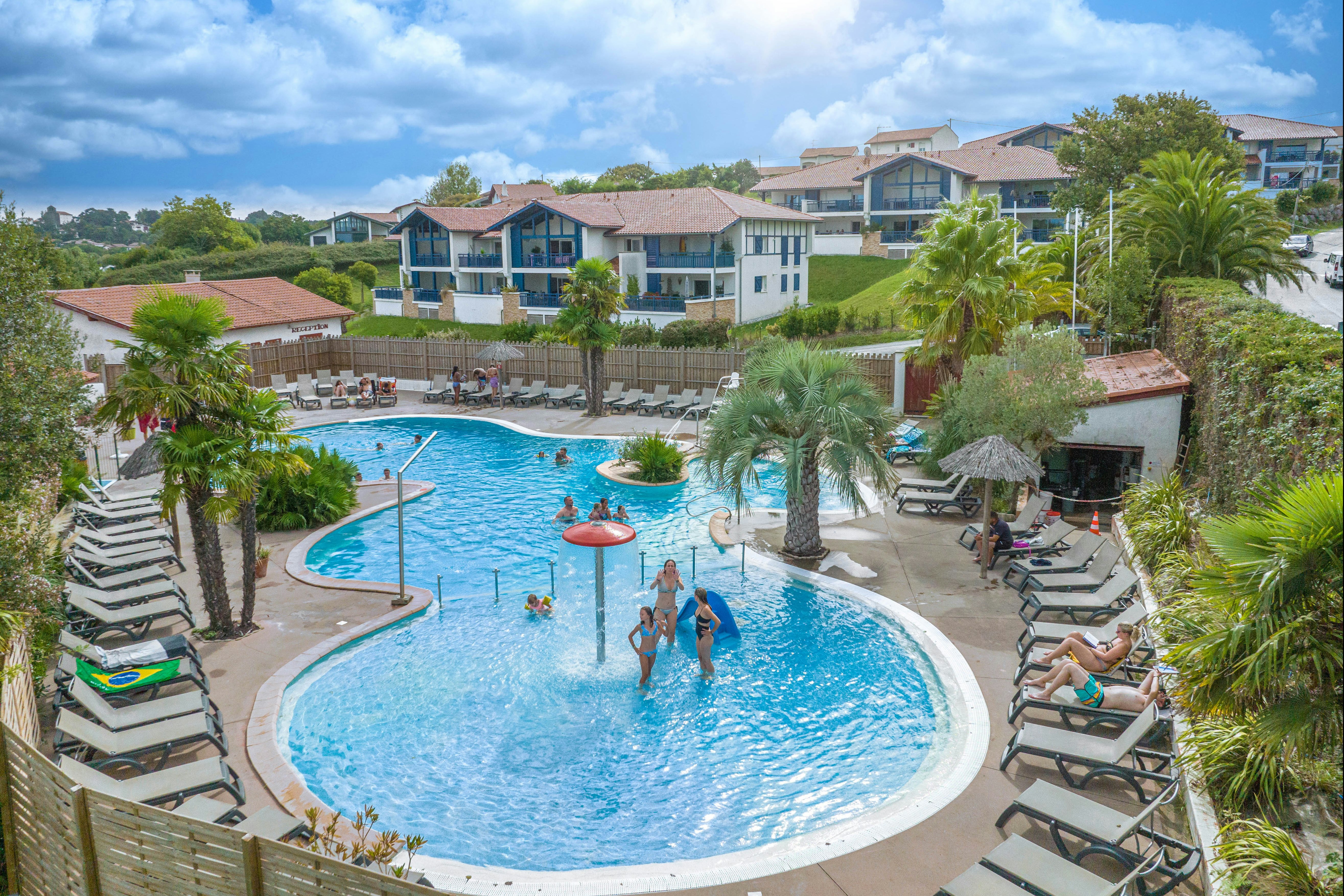 Camping Atlantica - Ciela Village - Blick auf das Freibad mit Liegestühlen