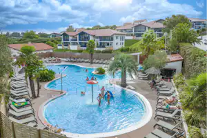 Camping Atlantica - Ciela Village - Blick auf das Freibad mit Liegestühlen