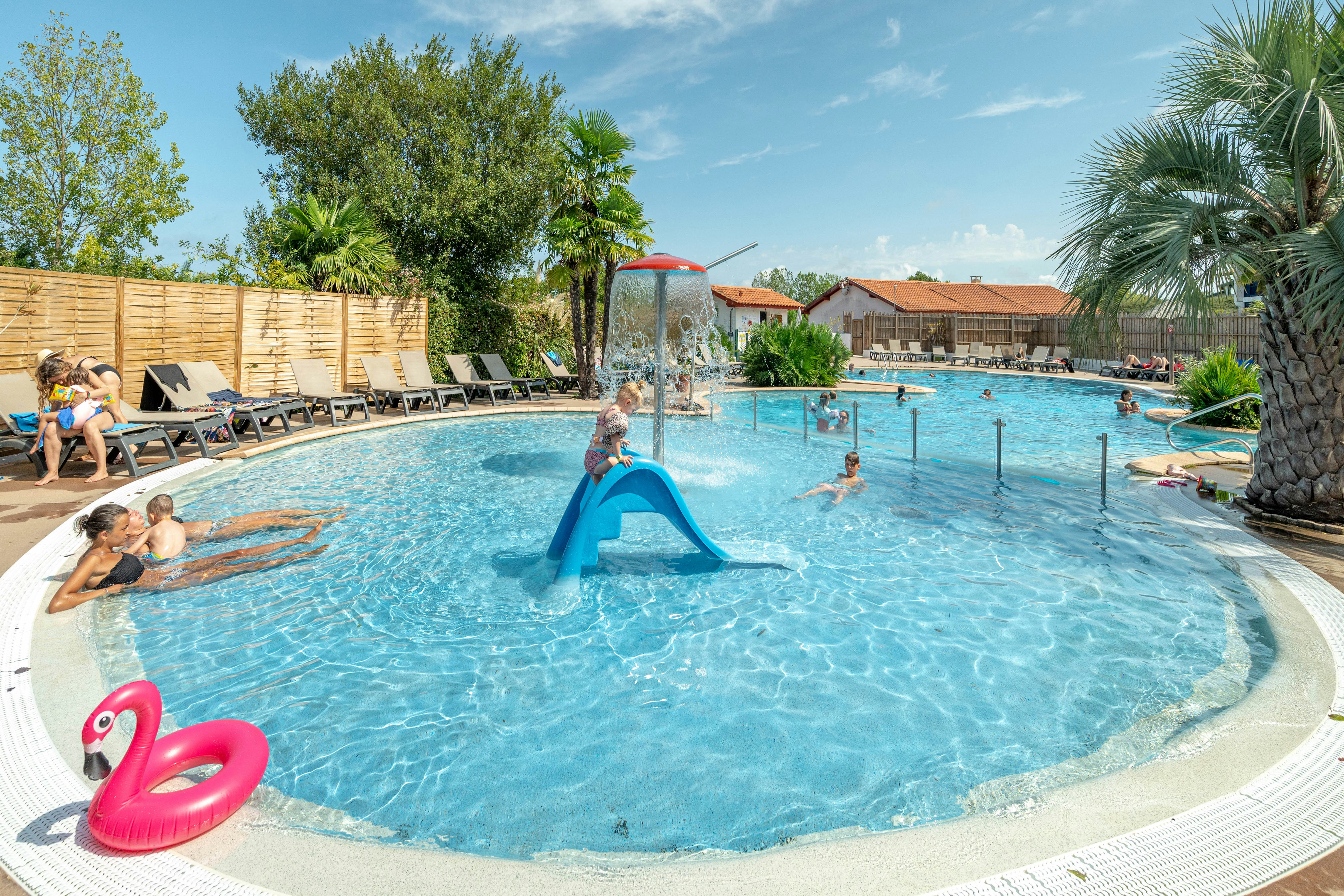 Camping Atlantica - Ciela Village - Gäste im Kinderpool mit Liegestühlen