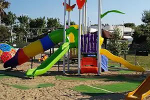 Camping Atlantide - Kinderspielplatz mit Rutschen und Klettergebäude