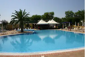Camping Atlantide - Poolanlage mit Liegestühlen und Sonnenschirmen