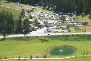 Camping Attermenzen - Campingplatz mit Golfplatz im Vordergrund
