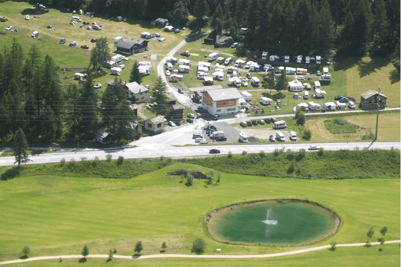 Camping Attermenzen -  Campingplatz mit Golfplatz im Vordergrund 