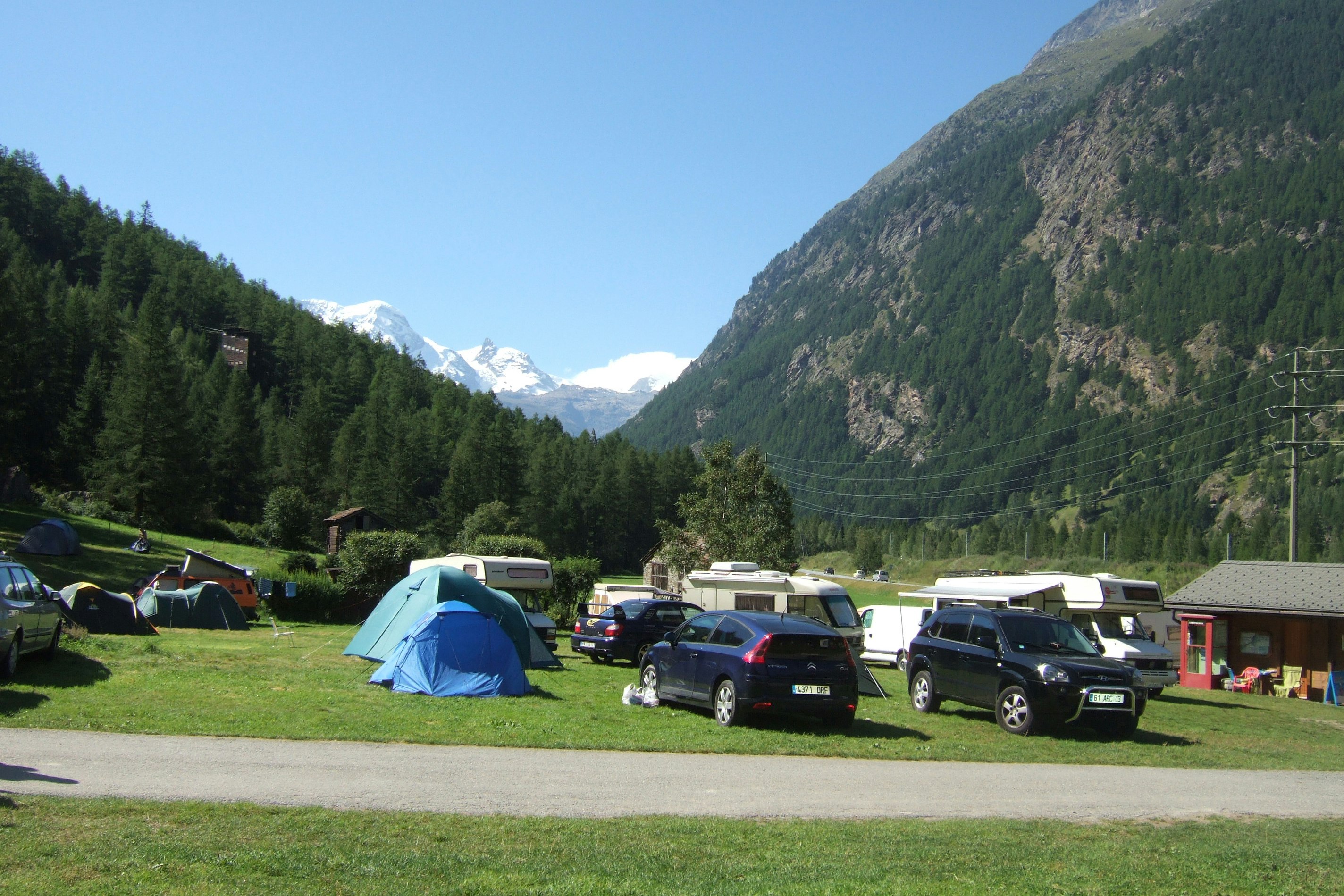 Camping Attermenzen -  Übernachtungsmöglichkeiten mit Blick auf Breithorn auf dem Campingplatz