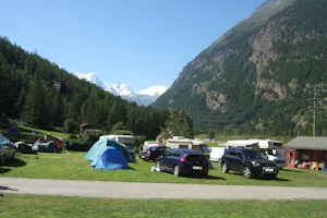 Camping Attermenzen - Übernachtungsmöglichkeiten mit Blick auf Breithorn auf dem Campingplatz