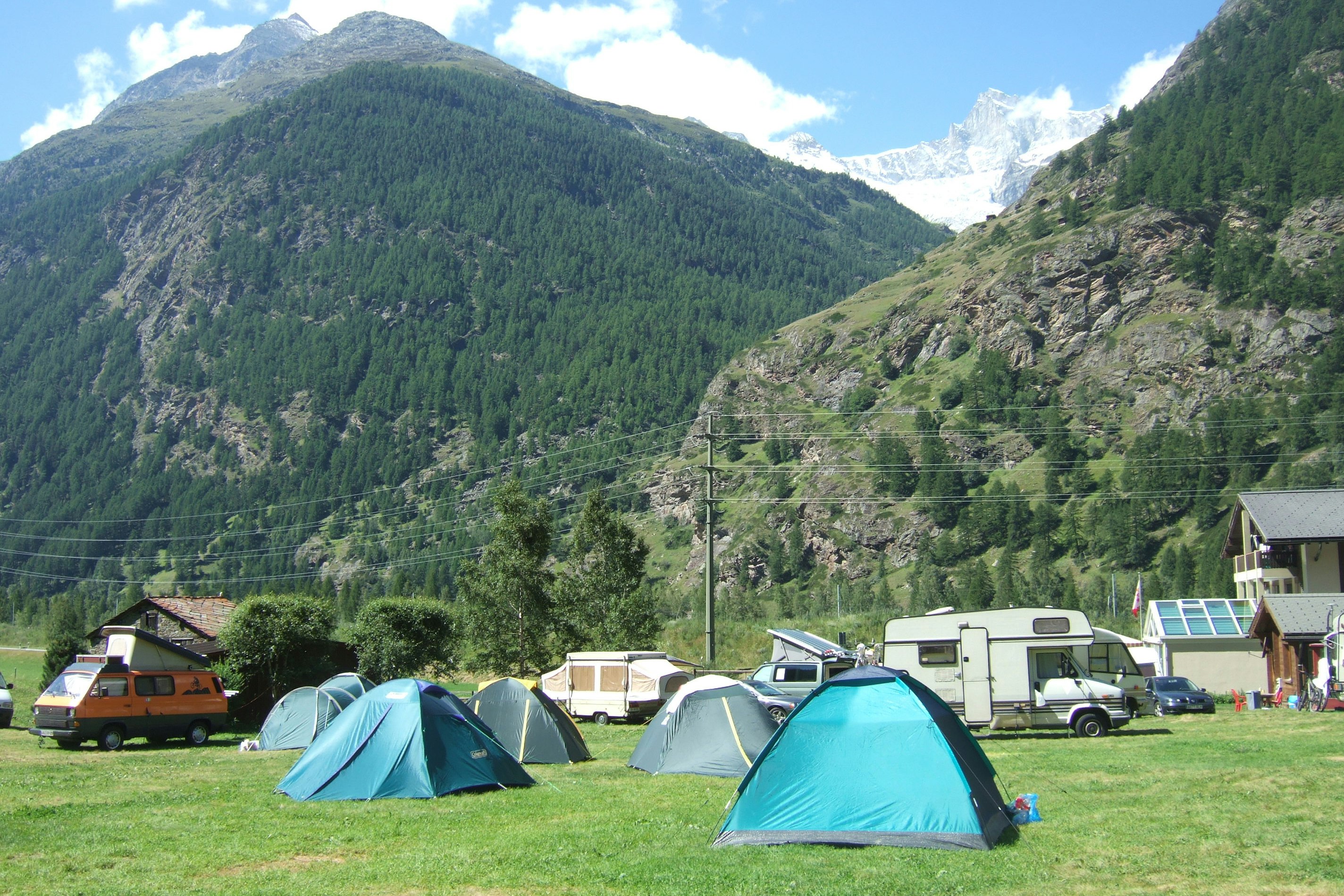 Camping Attermenzen -  Übernachtungsmöglichkeiten mit Blick auf die Berge auf dem Campingplatz