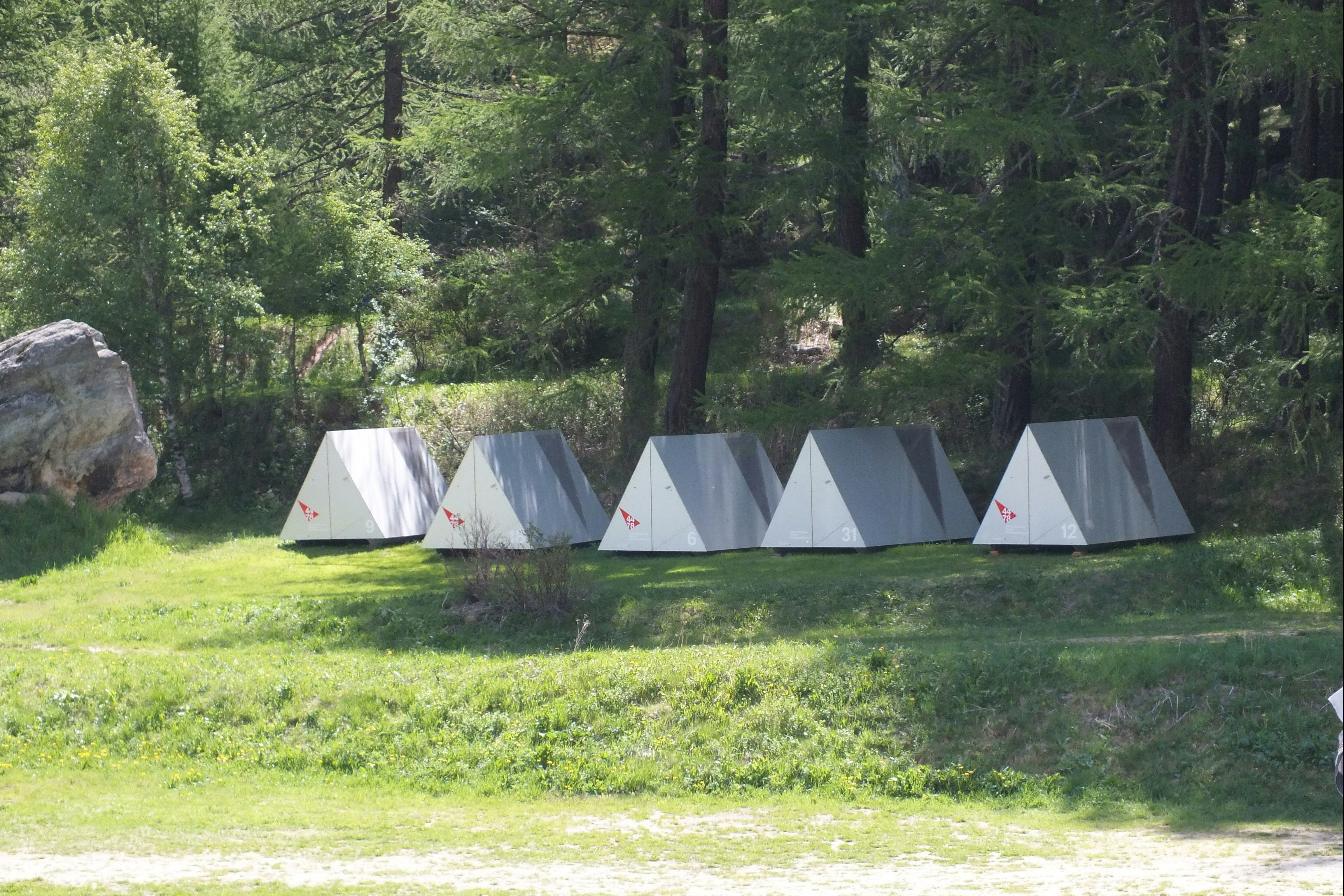 Camping Attermenzen - Zeltunterstand  im Grunen  auf dem Campingplatz