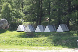 Camping Attermenzen - Zeltunterstand im Grunen auf dem Campingplatz